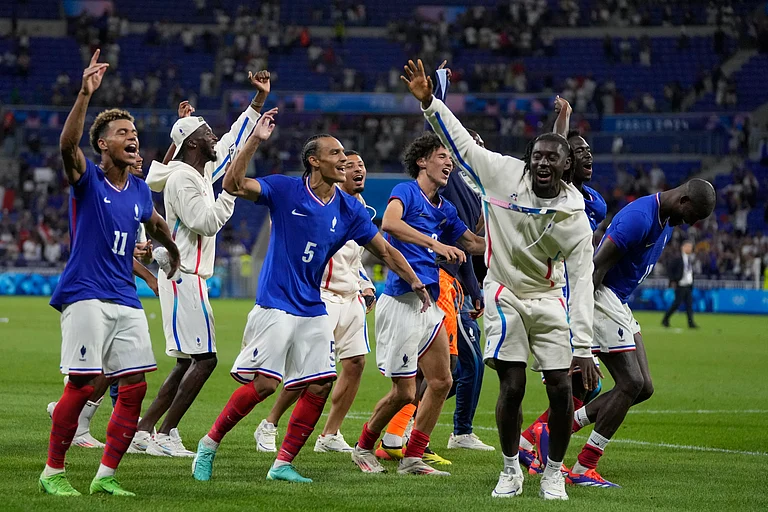 Players of France celebrate their team's victory over Egypt at the end of the men's semifinal soccer match at Lyon Stadium, during the 2024 Summer Olympics, Monday, Aug. 5, 2024, in Decines, France. - (AP Photo/Silvia Izquierdo)